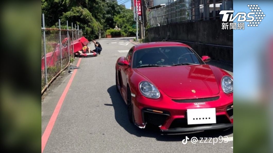 糗了!港男賽道內飆卡丁車 「衝破護欄」撞保時捷