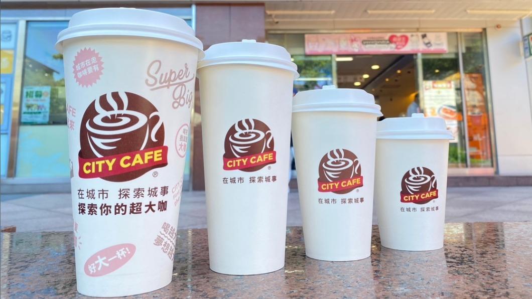 7-11推出900ml的CITY CAFE冰美式、拿鐵,共限量65萬杯。(圖/7-11提供)
