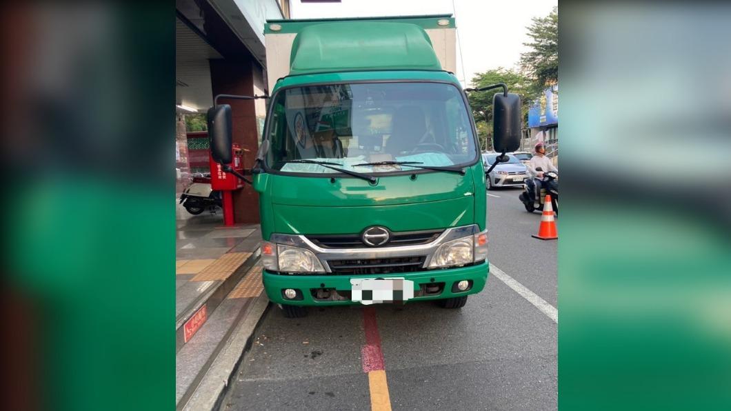 離奇！機車擦撞郵務車　「門把刺進太陽穴」騎士慘死