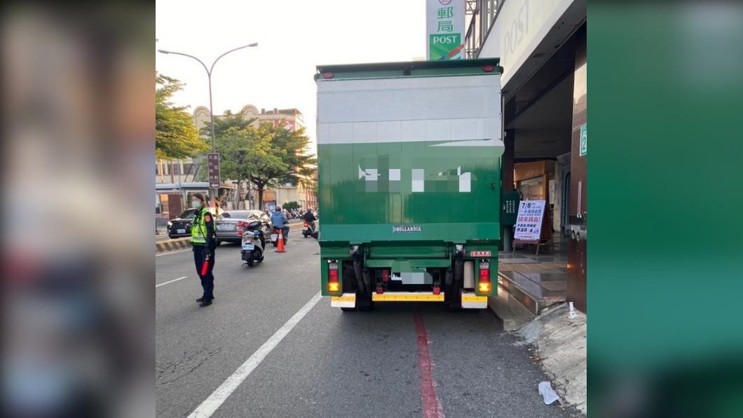 機車擦撞郵務車後傷重不治身亡。（圖／民眾提供）
