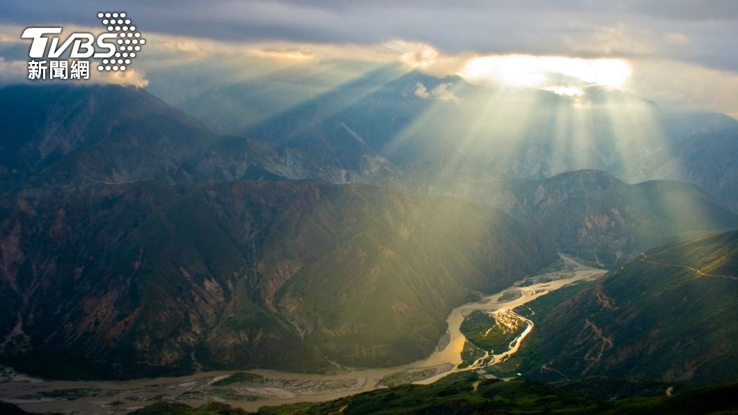 雲隙光也被稱為「耶穌光」。（示意圖／shutterstock達志影像）