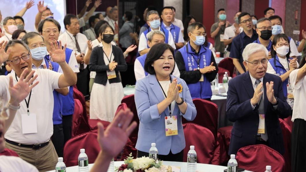 縣長張麗善與牧師們及神父一同禱告,盼翻轉雲林、改變雲林。(圖/雲林縣府提供)