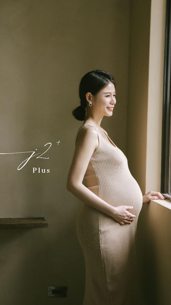 蘿莉塔當媽後更溫柔了。(圖/J2 Plus婚紗攝影提供)