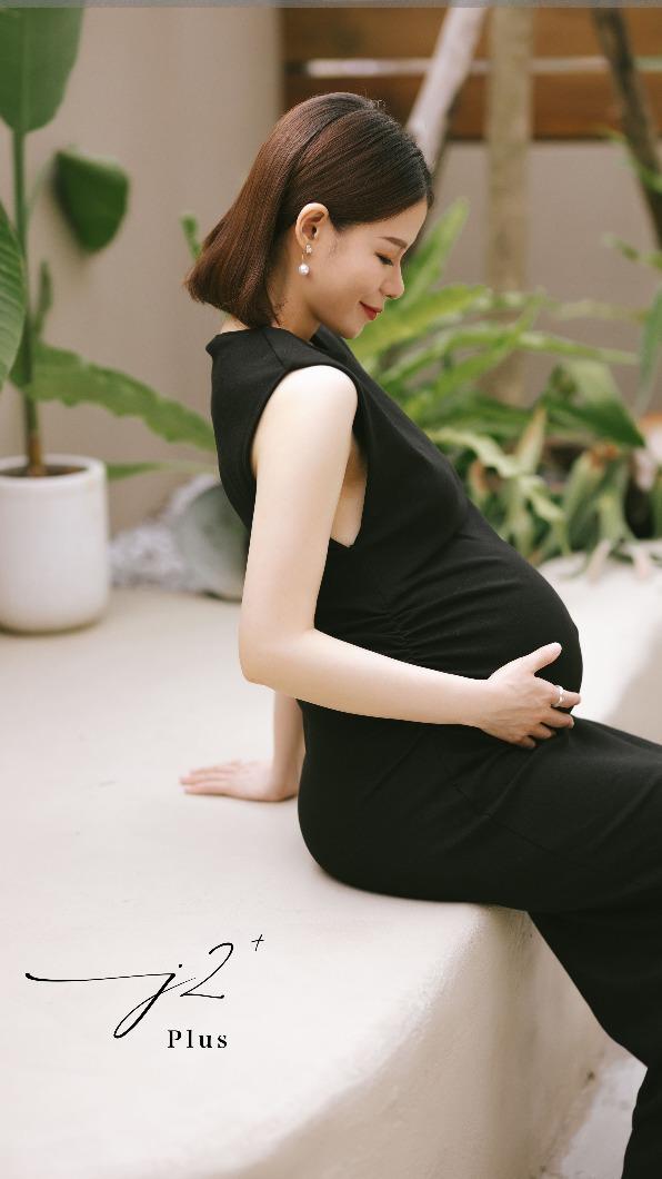 蘿莉塔相當愛護肚裡的女兒。(圖/J2 Plus婚紗攝影提供)