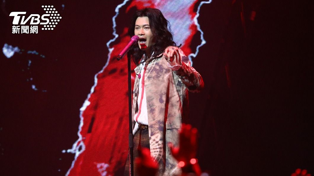 麋先生帶來多首嗨歌開場,主唱聖皓更要大家跳起來。(圖/陳薈涵攝)