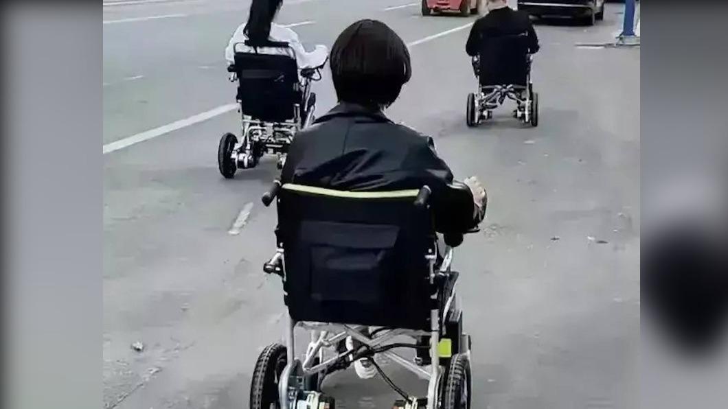 坐電動輪椅上路,不用擔心被罰款。(圖/翻攝自微博)
