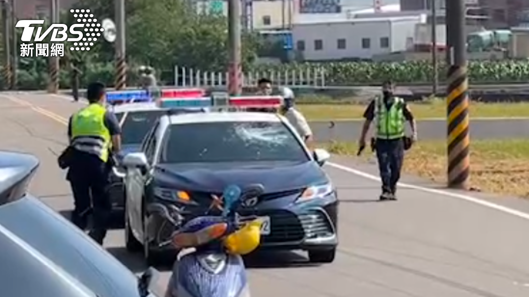 取締交通違規遭鐮刀攻擊！警左手被砍骨折　苗栗男逃跑挨3槍