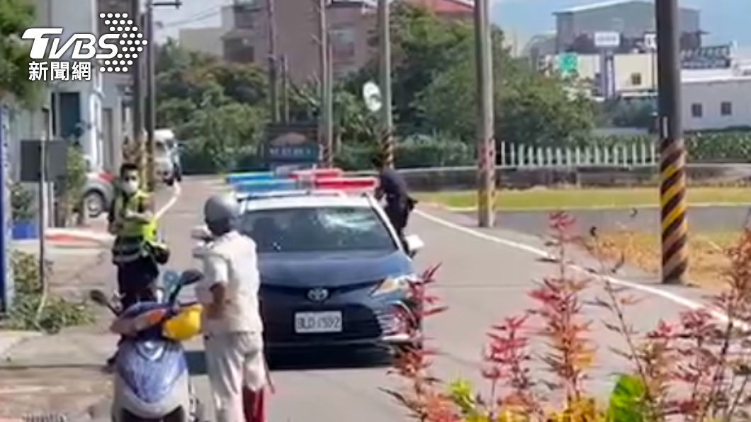 林男手上拿著鐮刀拒捕。(圖/TVBS)