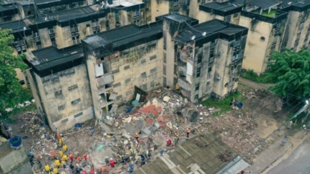 大部分居民在倒塌當下都在睡夢中因此逃生不及,最終導致14人死亡。(圖/翻攝自Twitter)