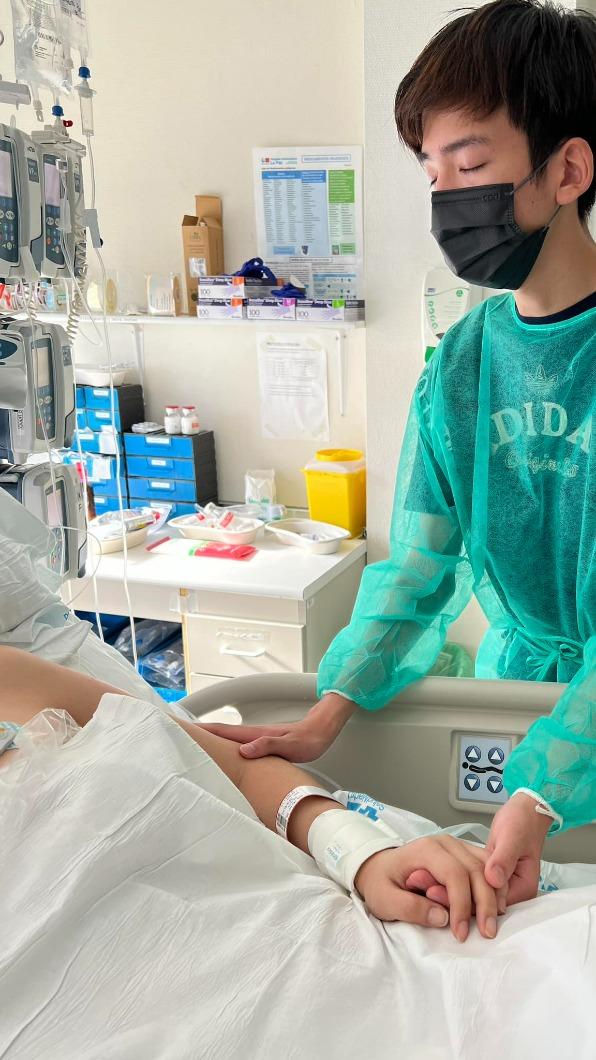 兒子在病床旁探視洪曉蕾。（圖／翻攝自王世均臉書）