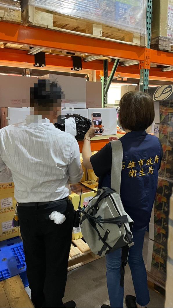 高雄市衛生局人員6月27日前往稽查。(圖/高雄市衛生局提供)