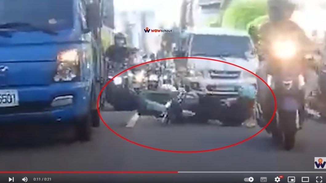 女子摔飛至內側車道,幸好後方車輛緊急煞車。(圖/翻攝自WoWtchout - 地圖型行車影像分享平台YouTube頻道)