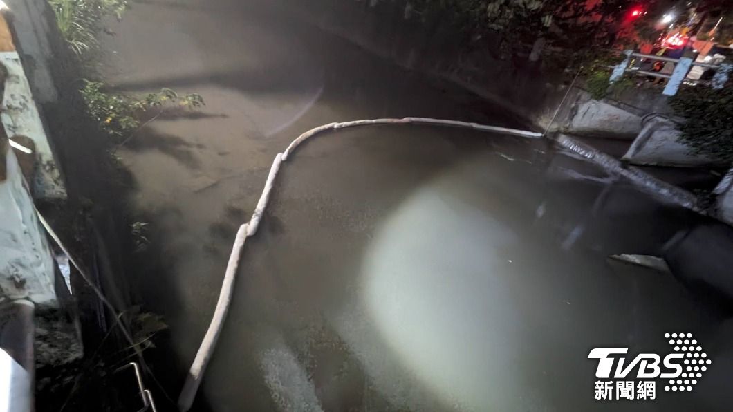 泰山出現黑水溝‼ 竟是歇業鑄鋁廠不慎打翻重油
