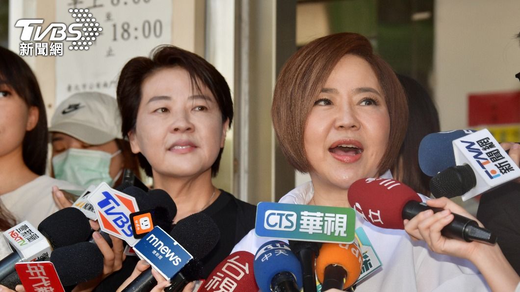 于美人與前台北市副市長黃珊珊一同前往南門中繼市場掃街。(圖/胡瑞麒攝)