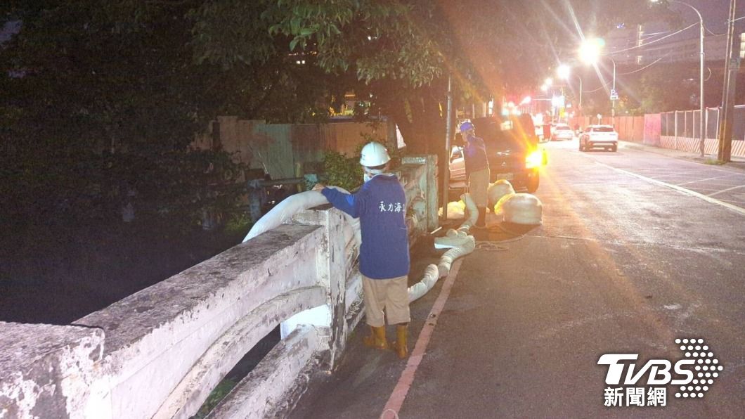 大量人力連夜佈置攔油索，並用機具吸抽重油。避免汙染擴大。圖/新北環保提供