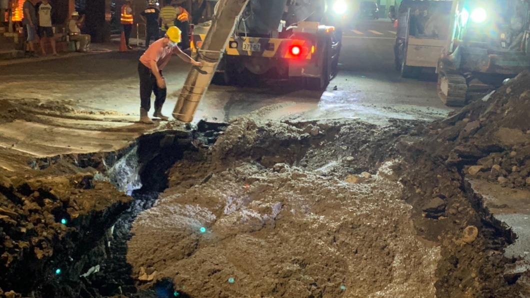 台北市大同區南京西路、貴德街口昨（8）日深夜11點40分，路面突然傳出巨響後發生地裂，瞬間出現一個天坑。（圖／陳怡君提供）