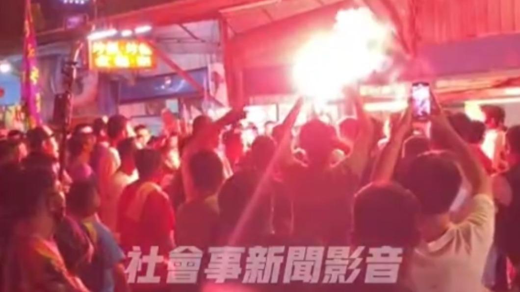 現場民眾點燃信號彈。（圖／翻攝自社會事新聞影音）