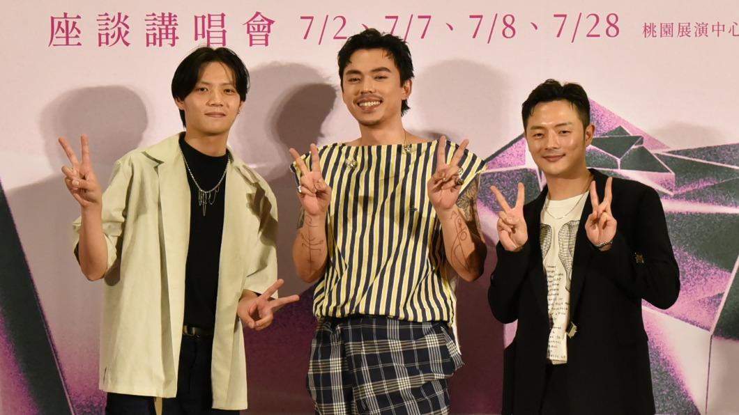 A.new（左起）和HUSH以及主持人尹翔開心合照。（圖／新視紀整合行銷提供）