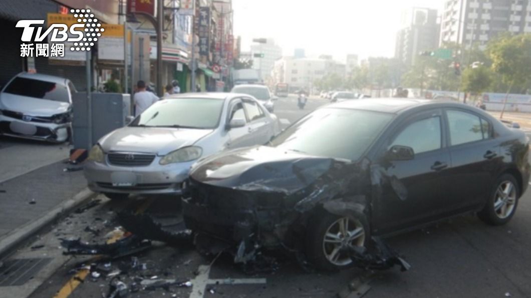 又是酒駕!台中男喝茫逆向猛撞3車 騎士急「扭腰」躲過