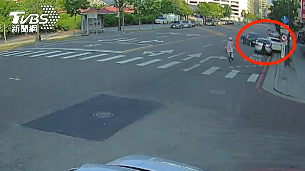 民眾一見到楊男的車即將衝上來趕緊跳開。(圖/警方提供)