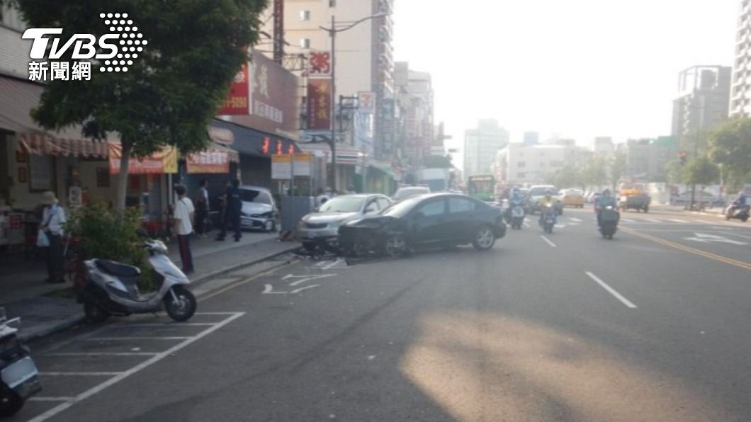 轎車零件散落一地。(圖/警方提供)