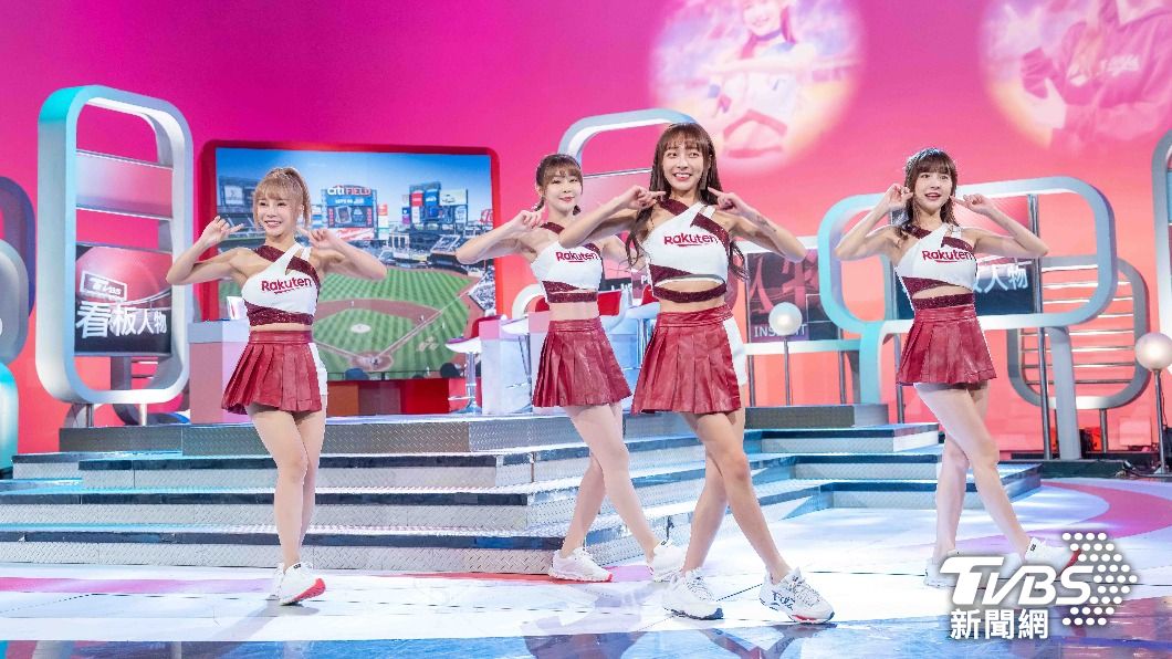 樂天女孩現場示範應援曲。（圖／TVBS）
