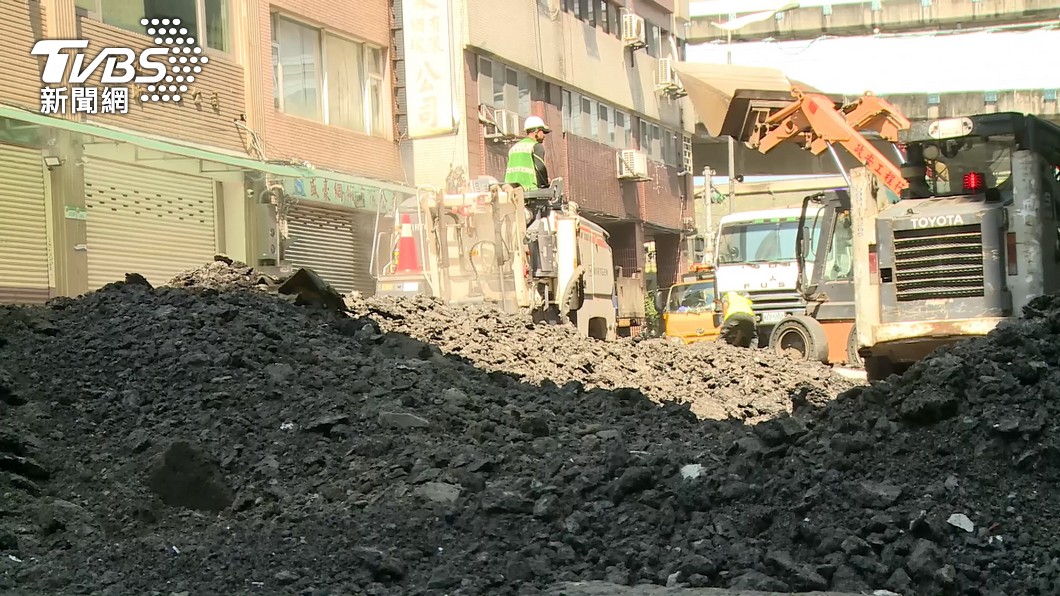北市南京西路天坑單向恢復通行 發生原因待釐清