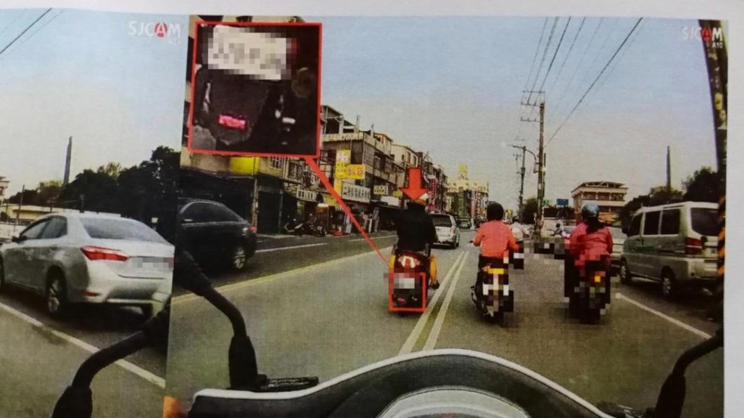 原PO說自己超車後馬上就切回原車道了。(圖/翻攝自高雄大小事臉書)