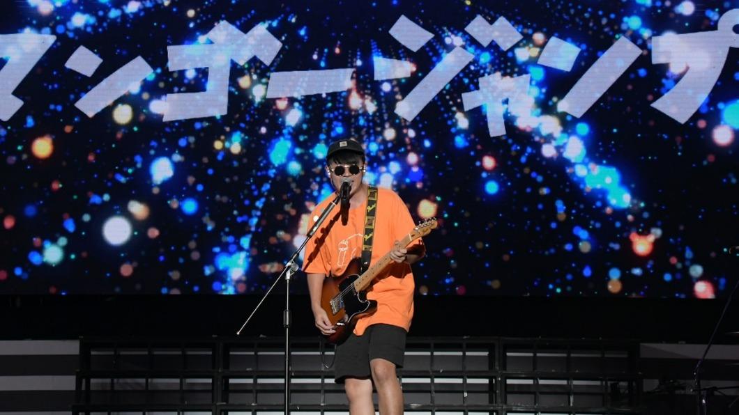 芒果醬登台演出。(圖/三立提供)