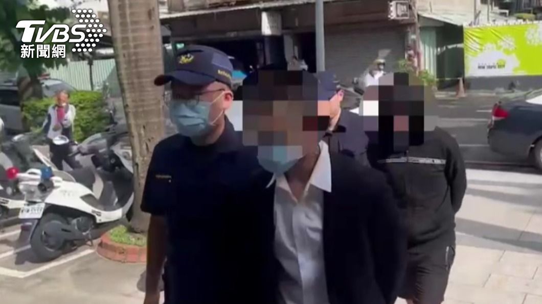 兩名嫌犯被帶回派出所。（圖／TVBS）