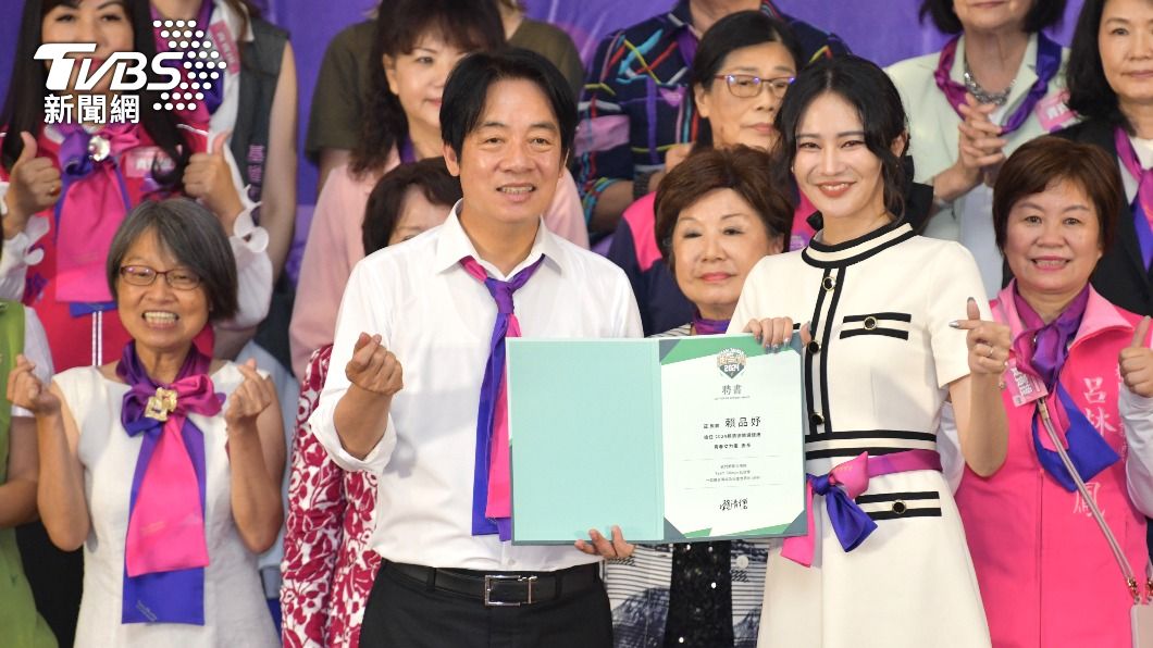 賴清德出席「全國信賴台灣姊妹會」,頒發聘書給賴品妤。(圖/胡瑞麒攝)