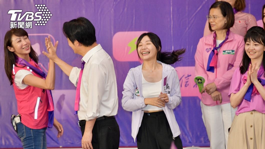 賴清德出席「全國信賴台灣姊妹會」,與許淑華擊掌。(圖/胡瑞麒攝)