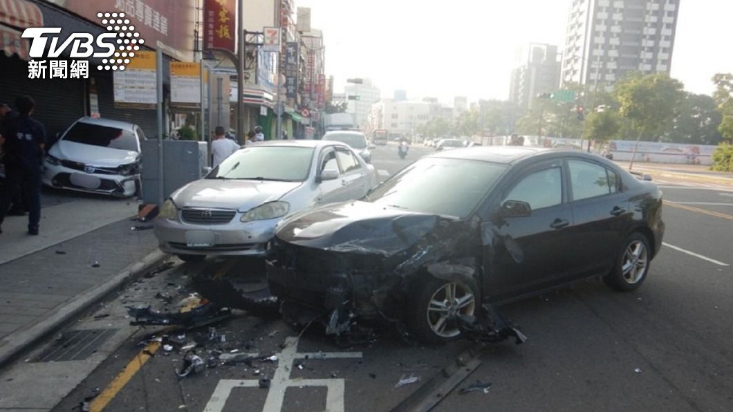 台中男子酒駕撞3車 騎士機警閃過無人傷