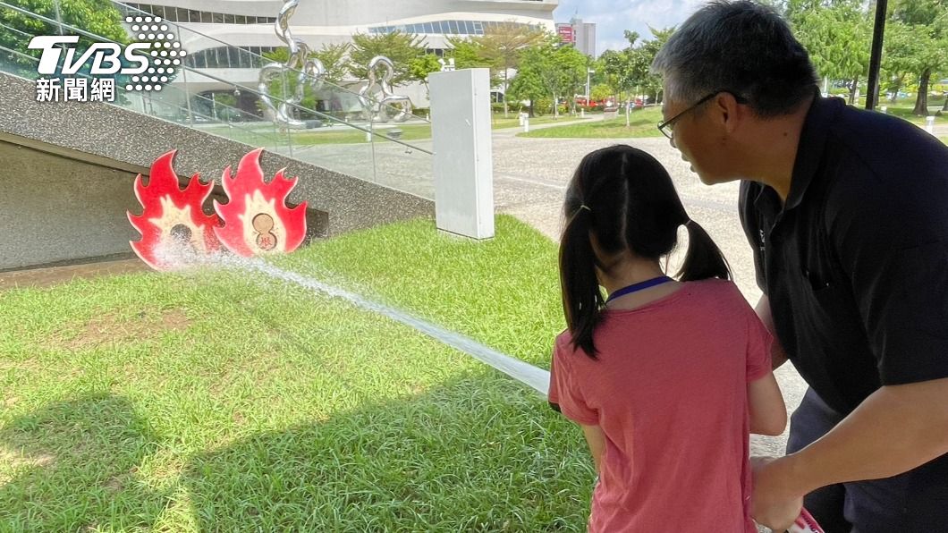 學童變身「消防瞄子手」射水拚準度與速度