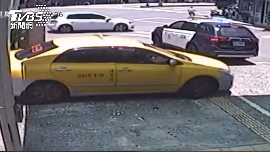 警車警笛開道，計程車跟隨在後，護送男童就醫。（圖／TVBS）