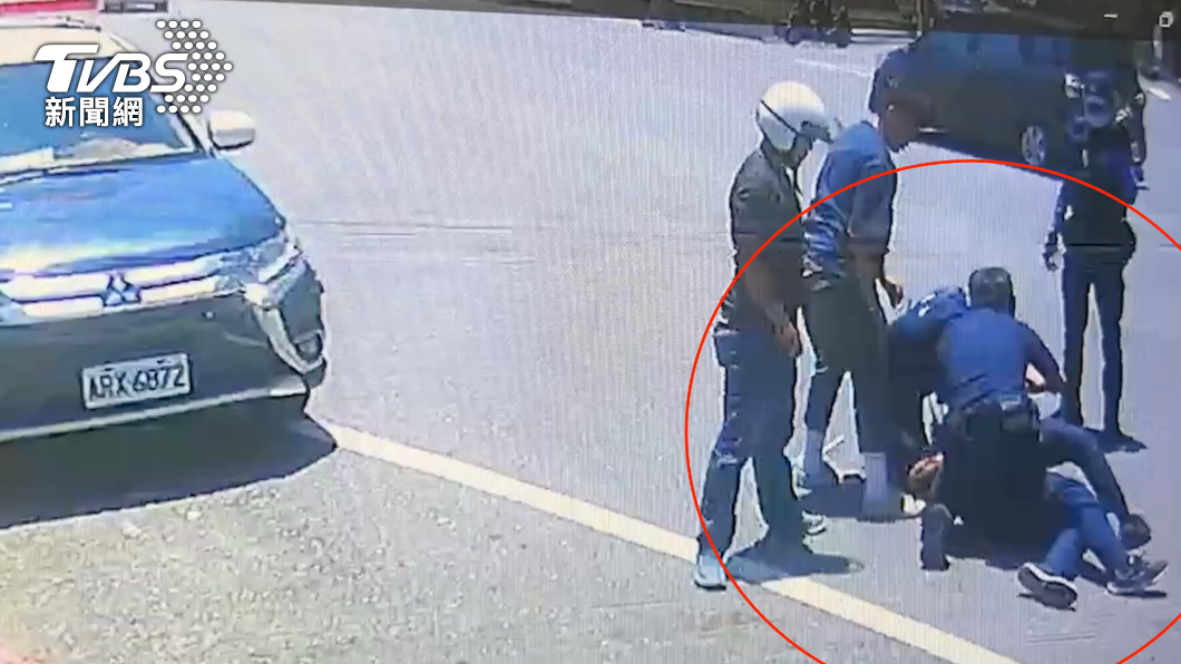 警民合作一起壓制張嫌。（圖／TVBS）