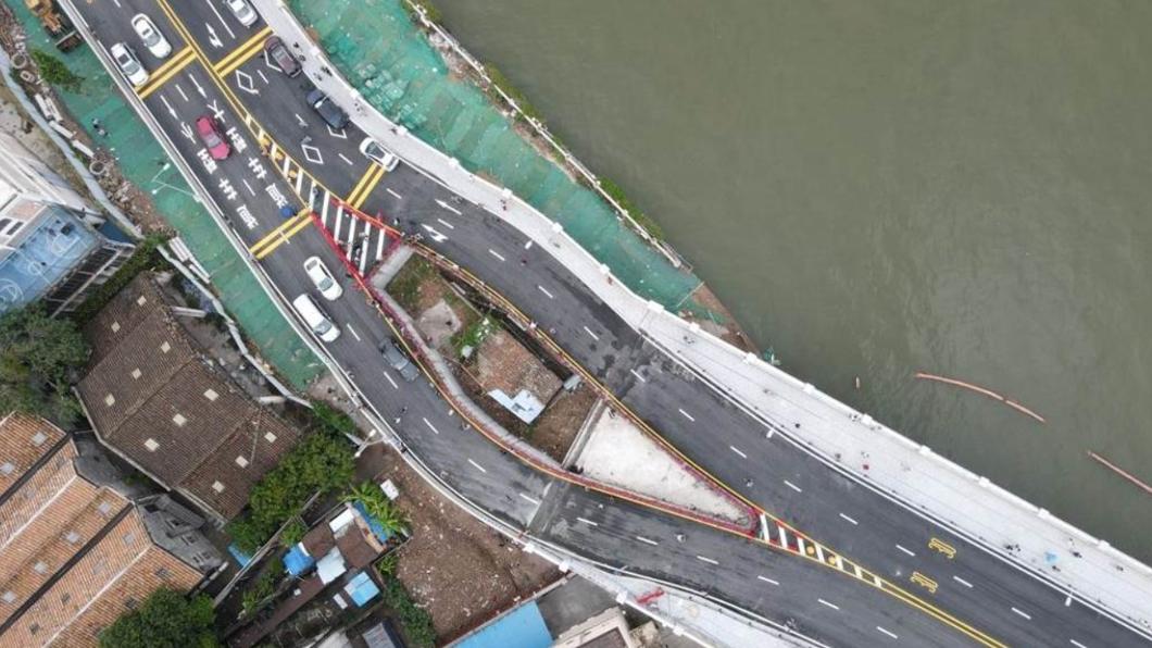 高速公路包圍民房奇景。(圖/翻攝自微博)