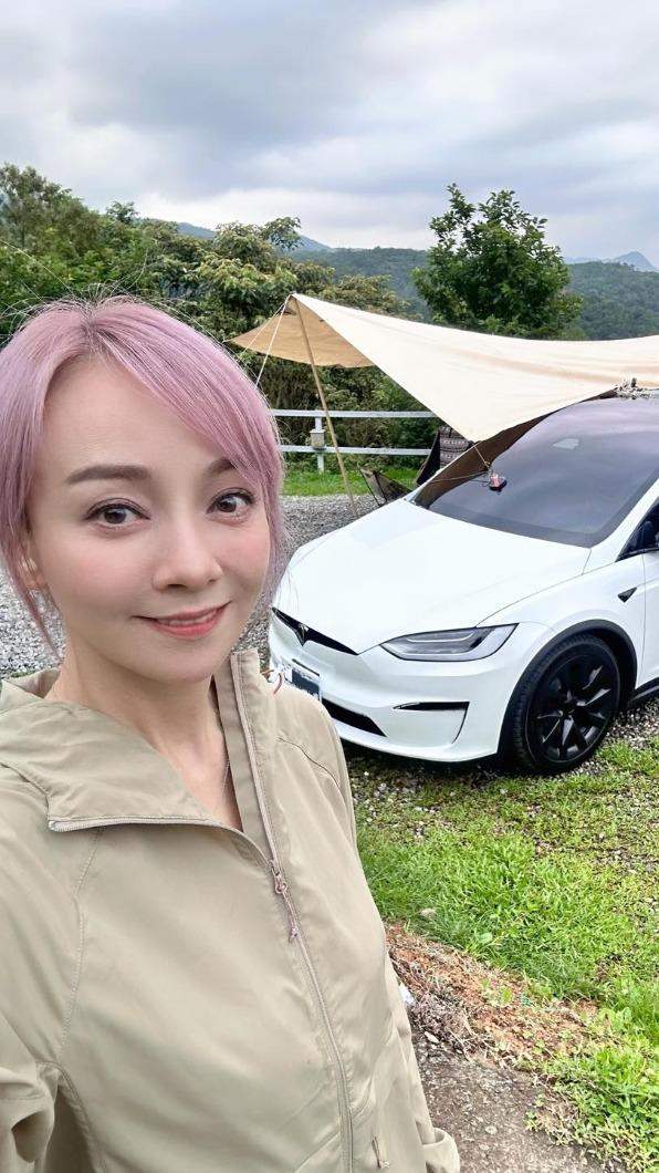 季芹與王仁甫,入手新車第5天就打算開Model X車宿。(圖/翻攝自王仁甫與季芹臉書)