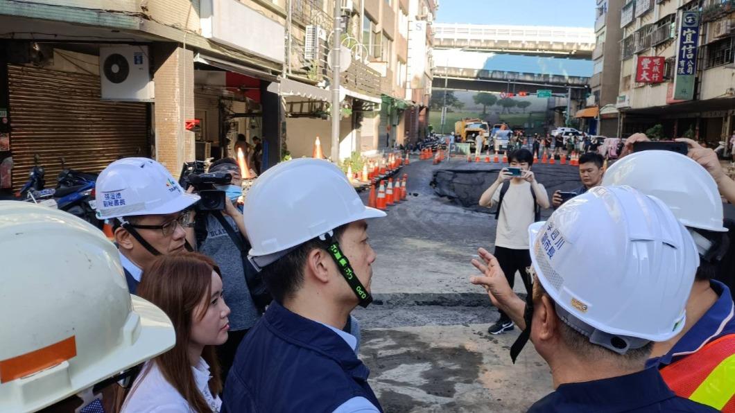 台北市大同區南京西路8日發生天坑，修補後，今凌晨天坑塌陷持續擴大，台北市長蔣萬安、副市長李四川今早到現場勘查。（圖／北市府提供）