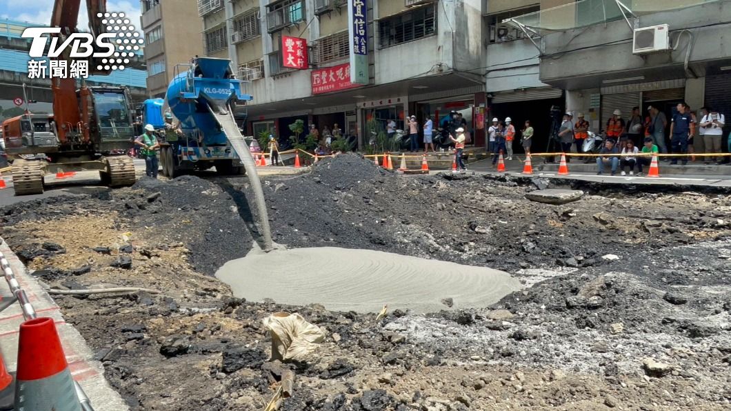 相關單位緊急修補。(圖/曾健銘 攝)