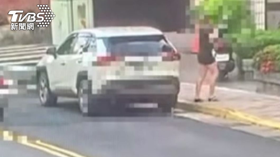 女子被馬伕送到地點下車。（圖／TVBS）