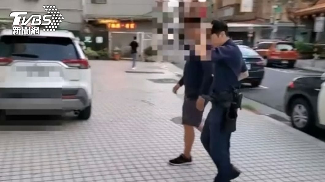 王姓馬伕被警方帶回送辦。（圖／TVBS）