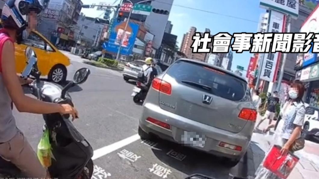 休旅車違停待轉格遭騎士勸離　婦惱羞嗆：臨停一下