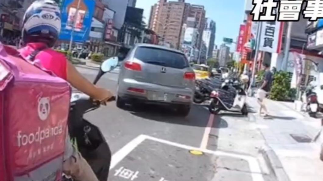 休旅車違規占用待轉格超過1分鐘。(圖/翻攝自社會事新聞影音)