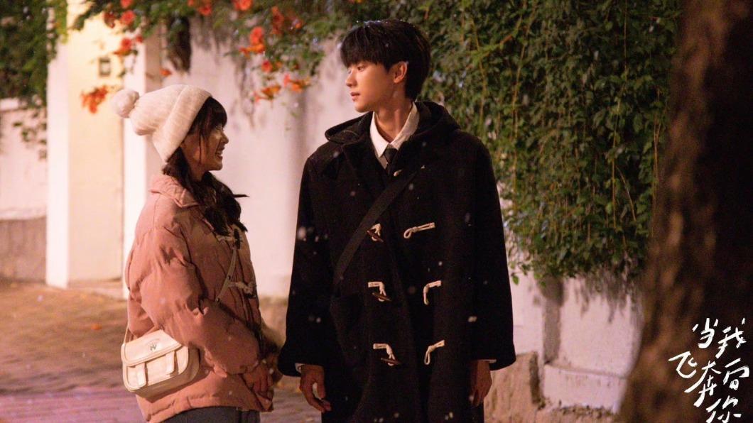 周翊然、張淼怡主演的《當我飛奔向你》一開播就引起好評熱議。(圖/翻攝自當我飛奔向你微博)