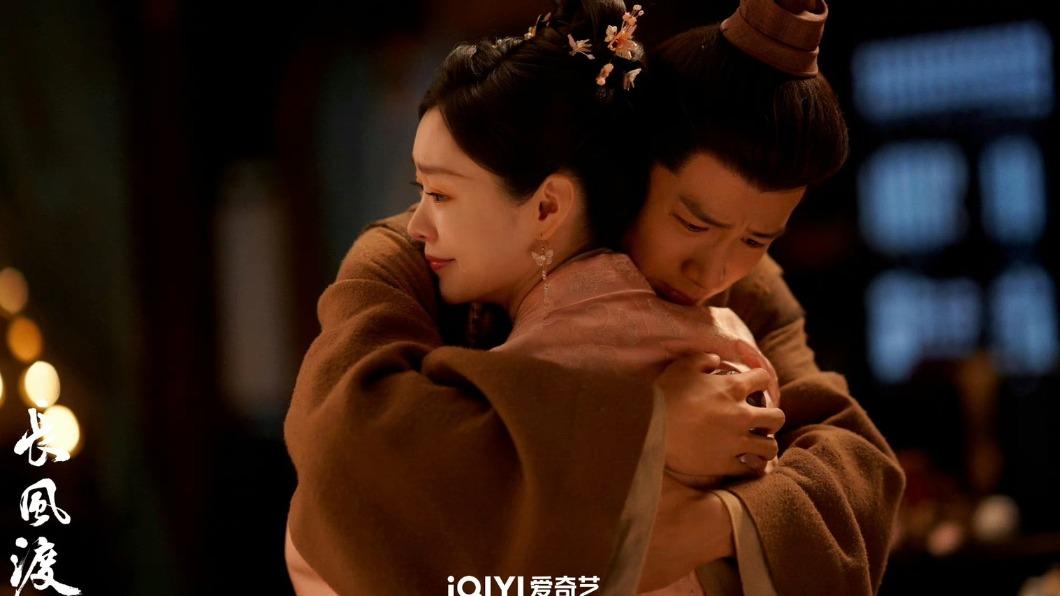 白敬亭、宋軼劇中飾演了先婚後愛的夫妻,現實中也被拍到兩人正在熱戀。(圖/翻攝自長風渡微博)