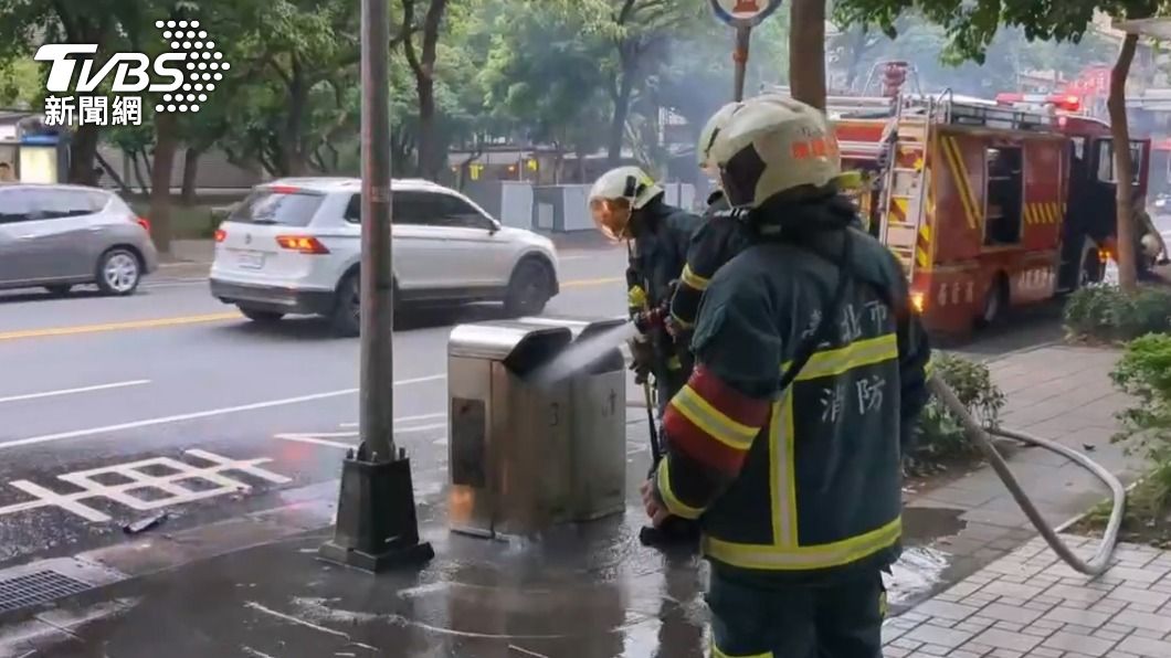 消防人員到場滅火。(圖/TVBS)