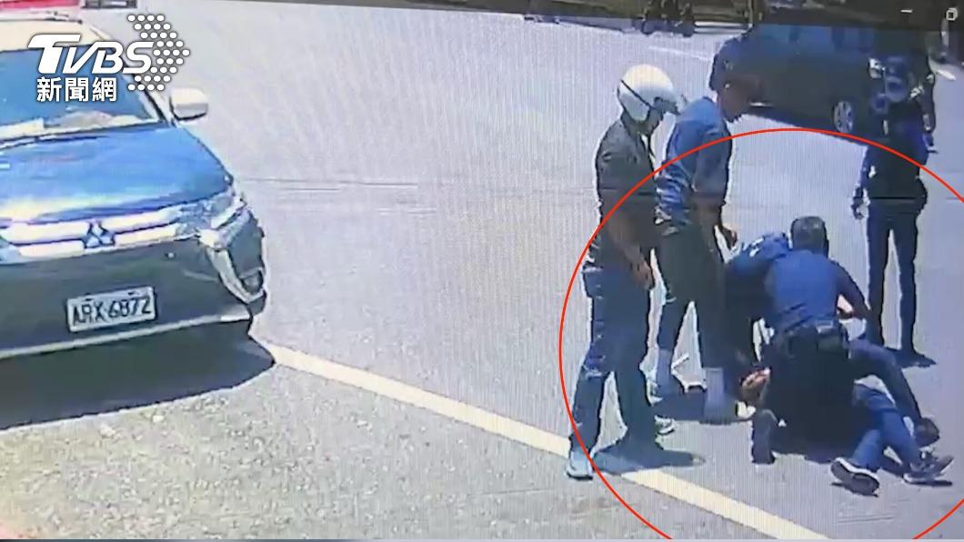 警民合作一起壓制張嫌。(圖/TVBS)
