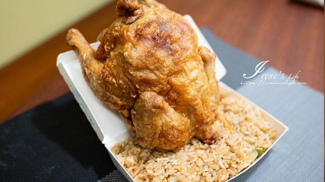 炸全雞蛋炒飯量多到塞不進便當盒。(圖/IRENE‘S 食旅.時旅提供)