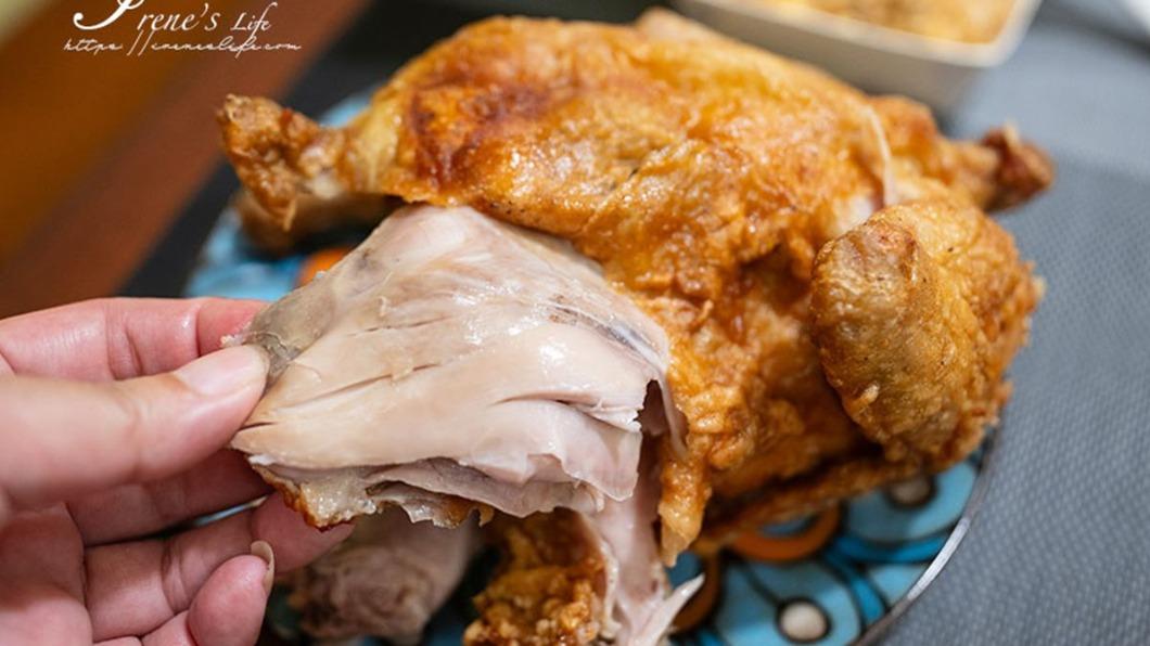 炸全雞不只份量大,肉質嫩且多汁。(圖/IRENE‘S 食旅.時旅提供)